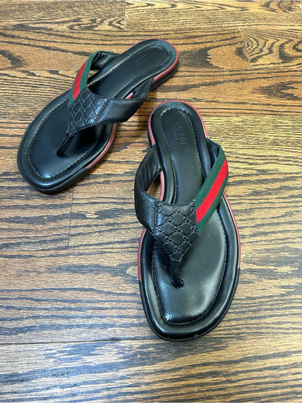 💠 Gucci Black Leather Thong Sandal with Red & Green Web Strap